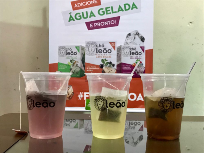 Demonstração do preparo do chá a frio durante a Mercosuper. Foto: Guilherme Grandi/Gazeta do Povo.