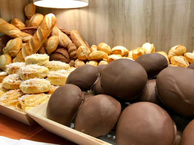 O pão de mel em tamanho gigante e a fatia húngara são vendidas principalmente sob marca própria em mercados do sul e sudeste do país. Foto: Guilherme Grandi/Gazeta do Povo.