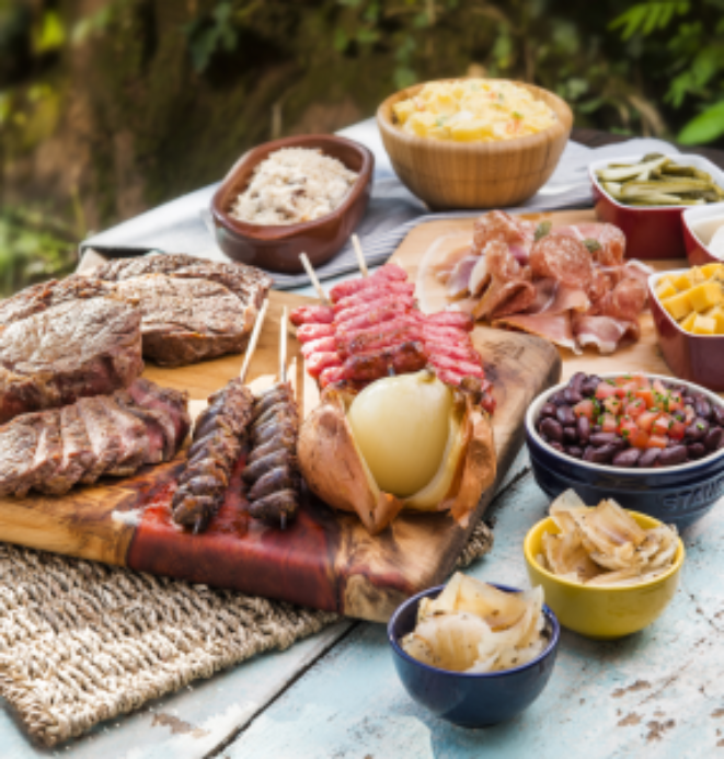 No churrasco tradicional, a linguicinha e o coraçãozinho não podem faltar. Foto: Letícia Akemi/Gazeta do Povo