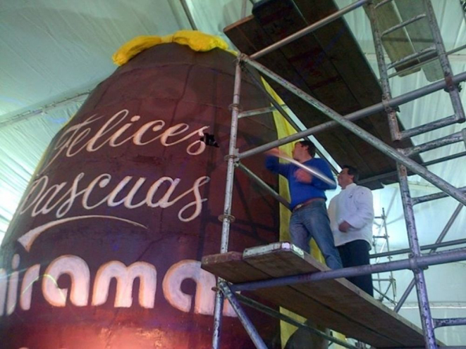 No ano passado, o ovo de Páscoa de Miramar teve 9 metros de altura e utilizou 3.700 quilos de chocolate. Foto: Turismo Miramar/divulgação.