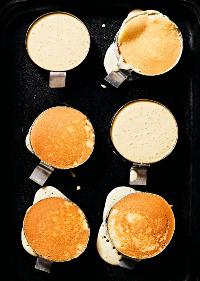 As panquecas são feitas em moldes e aquecidas bem lentamente. Foto: Jenny Huang / The New York Times