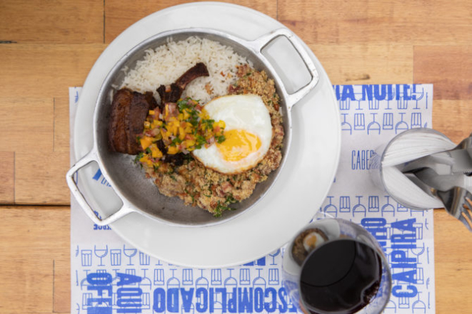 Em vez de linguiça mineira ou torresmo de barriga, a costelinha frita foi a escolha para acompanhar o tropeiro do Cabernet Butiquim. Foto: Studio Tertúlia / Divulgação