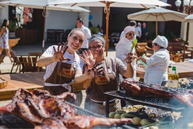 As chefs Rosane Radecki e Eva dos Santos durante a terceira edição do evento "Porcadeiros", festa gastronômica realizada em Palmeira para celebrar a história do Paraná. Foto: Thamires Valério / Divulgação