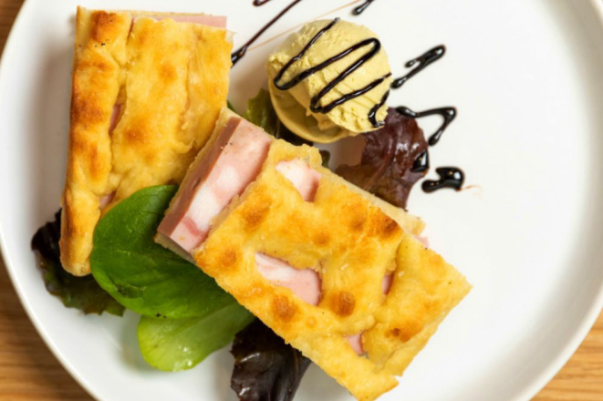 A pizza (que lembra um panini) é recheada com mortadela e acompanhada de sorvete de pistache com aceto balsâmico. Foto: reprodução Instagram.