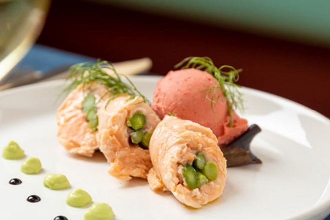 O salmão assado recheado com aspargos é acompanhado de sorvete de morango. Foto: reprodução Instagram.