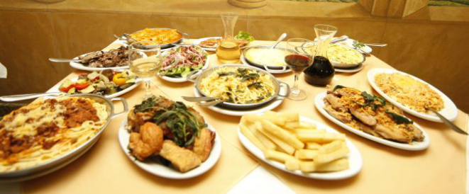 Os pratos típicos do Madalosso: do frango à passarinho com polenta frita. Foto: Pedro Serapio / Gazeta do Povo