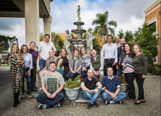 Irmãos, primos, cônjuges e sobrinhos detêm sociedades que, ao todo, somam 15 estabelecimentos gastronômicos em Curitiba, entre cantinas italianas, buffets por quilo, bares e uma padaria. Foto: Letícia Akemi / Gazeta do Povo