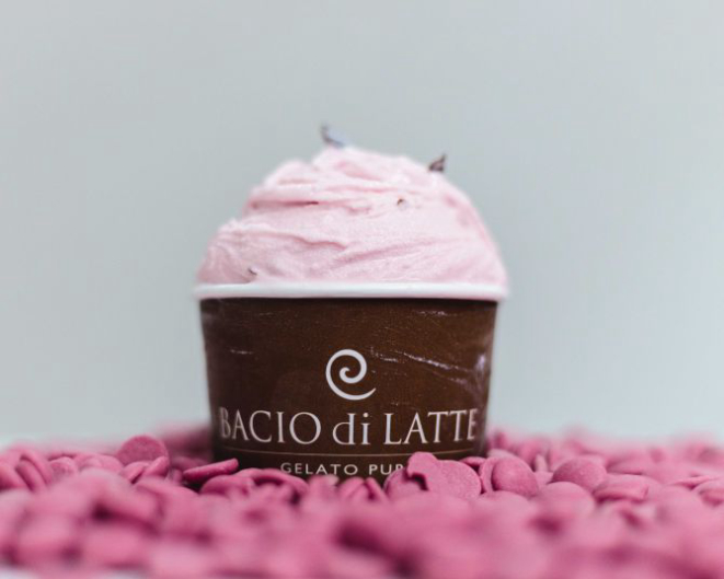 O gelato cor de rosa é feito à base de leite, creme de leite, o inédito chocolate ruby e raspas de chocolate belga. Foto: Divulgação / Bacio di Latte