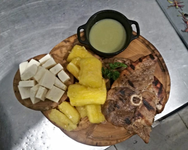 Tríplex (ossobuco, queijo canastra, mandioca cozida e molho de limão). Foto: Divulgação