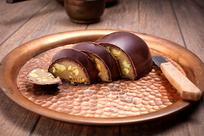 Ovo de corte da Cuore<br>di Cacao: gianduia,<br>pistache e matchá.