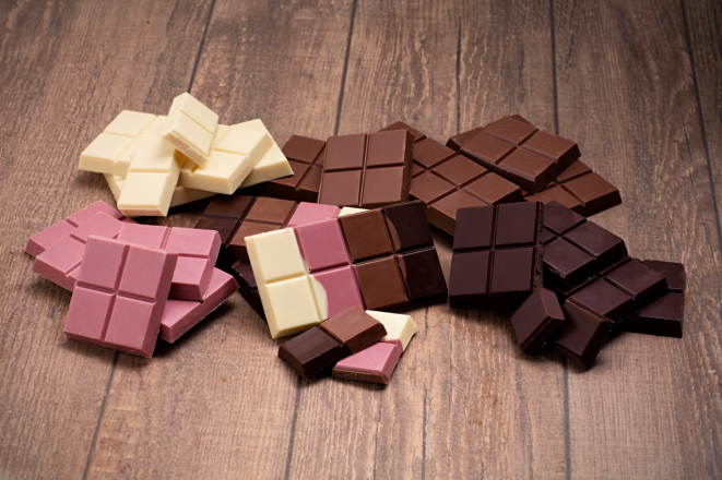 As barras feitas<br>pela Bebê<br>Brigadeiro para a<br>Feito Chocolate<br>trazem os 4 tipos<br>de chocolate.