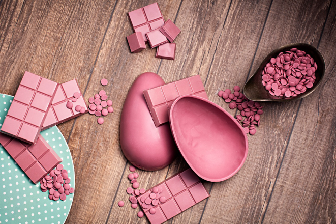 Lançado em 2019,<br>o chocolate rosa<br>tem sabor frutado<br>e levemente ácido.