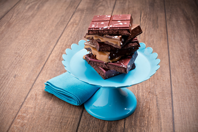 As barras recheadas encantam<br>pela estética e pelo sabor. Na<br>foto, as barras da Bebê<br>Brigadeiro nos sabores<br>caramelo salgado e nutella.