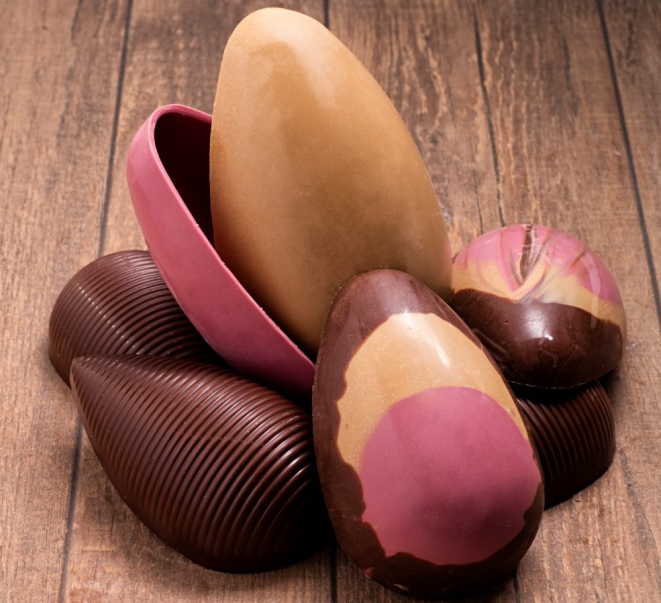 Os ovos da Bebê<br>Brigadeiro e a mistura<br>de cores e sabores de<br>chocolates.