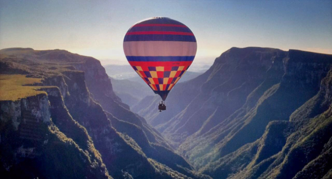 A cozinha para a brassagem da Lift foi montada dentro do cesto do balão. Foto: Lift / Divulgação