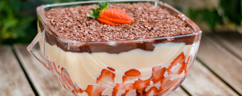 Como usar ovos de chocolate para fazer bombom de travessa de morango