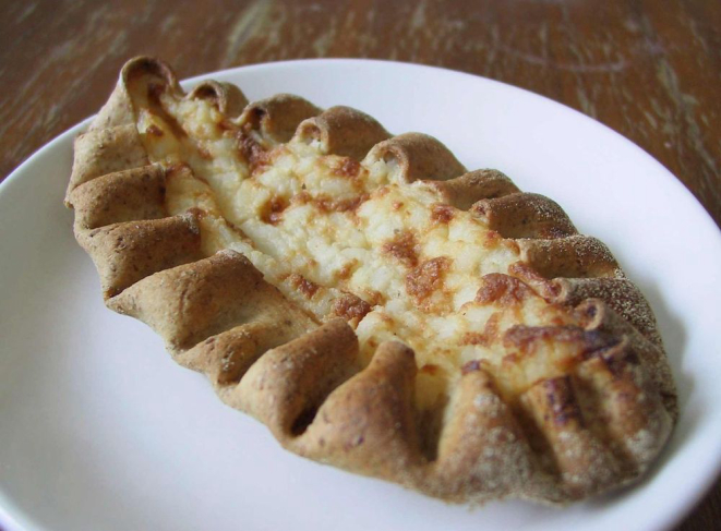 Este pastel assado pode ser recheado com arroz ou purê de batatas. Foto: Wikimedia Commons.