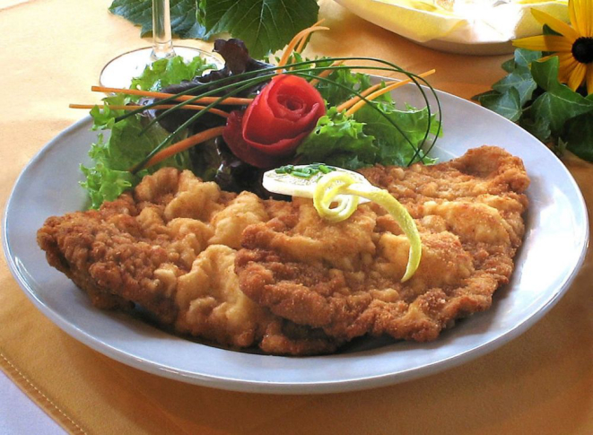 O prato austríaco é semelhante ao bife à milanesa do Brasil. Foto: Wikimedia Commons.