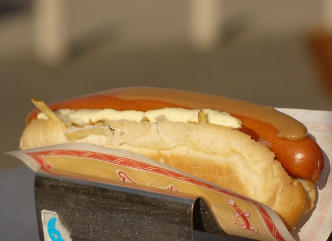 É curioso que a comida mais popular da terra do bacalhau e do arenque seja o cachorro-quente. Foto: Visualhunt.
