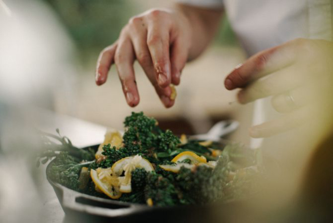 Chef de cozinha é um cargo de gestão, não a designação de uma profissão. Foto: Max Delsid / Unsplash