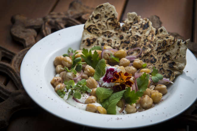 Grão-de-bico com especiarias, iogurte e pão sírio. Foto: Letícia Akemi / Gazeta do Povo