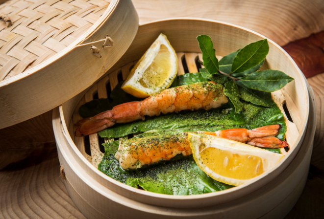 Camarão ao vapor de erva-mate e purê de couve-flor. Foto: Letícia Akemi / Gazeta do Povo.