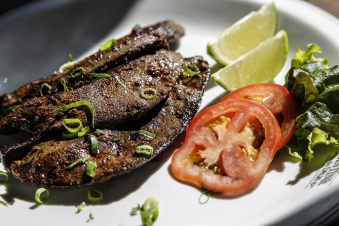 Pratos com miúdos no restaurante do Délio Canabrava