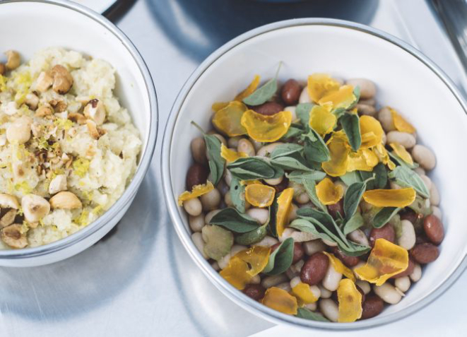 Trio de feijões com lascas de gema curada. O prato é servido no Futuro Refeitório, em São Paulo. Foto: Gui Galembeck / Divulgação