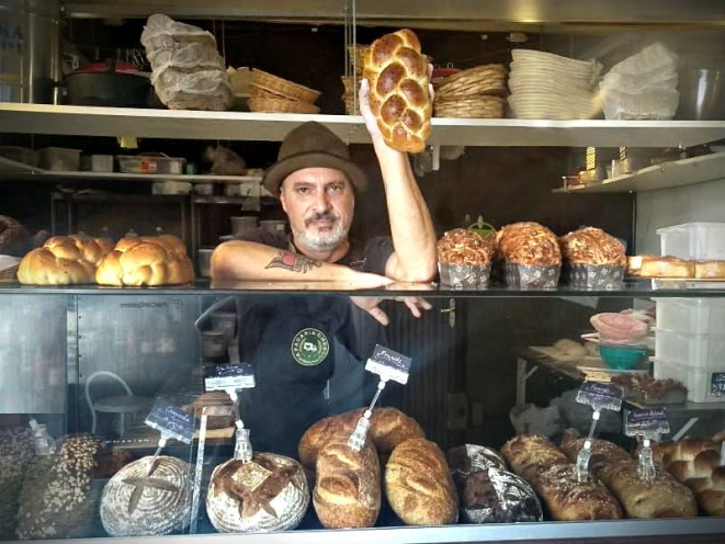 Marcelo França, da A Padaria Chegou, utiliza apenas fermentação natural para produzir os pães vendidos. Foto: divulgação.