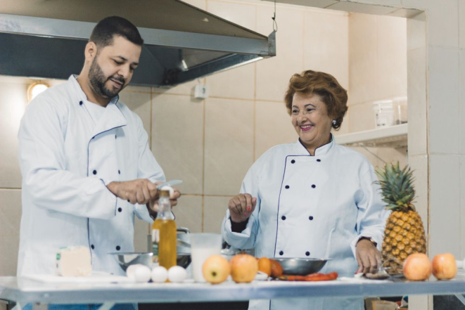 Dona Maíza cria as receitas com o filho, Hugo, com base no que seria em casa. Foto: divulgação.