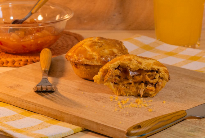 A empada leva lombo suíno desfiado com geleia de pimenta biquinho com abacaxi. Foto: divulgação.