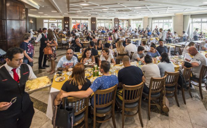 Nos domingos de Dia das Mães, o movimento costuma ser ainda mais intenso. Na foto, o Restaurante Madalosso, de Curitiba. É o maior das Américas, com capacidade para 4.645 pessoas. Foto: Letícia Akemi / Gazeta do Povo