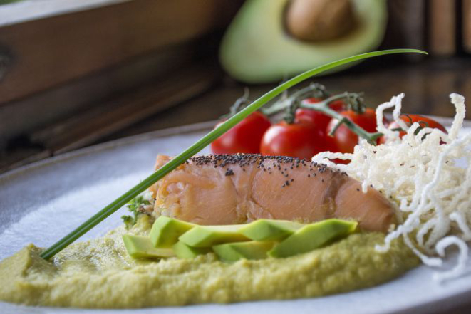 Salmão marinado com creme de abacate do chef Giuliano Hahn, do Armazém Santo Antônio. Foto: Divulgação
