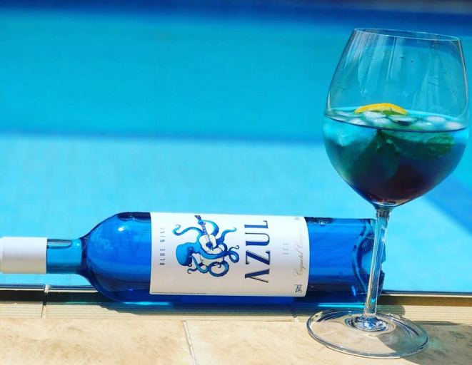 O vinho azul da Casa Motter é elaborado com uvas moscato e leva corante natural em sua composição. Foto: divulgação.