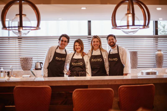 Kazuo Harada (à direita), com seus companheiros de cozinha para esta terça no + 55.