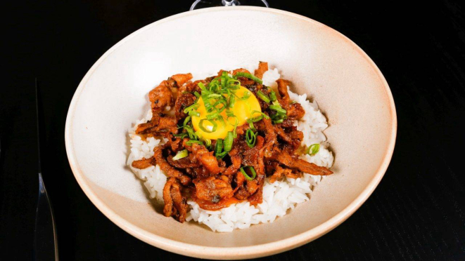 Bulgogi - tiras de contrafilé marinado em especiarias, acompanhadas de arroz de jasmim e uma gema.