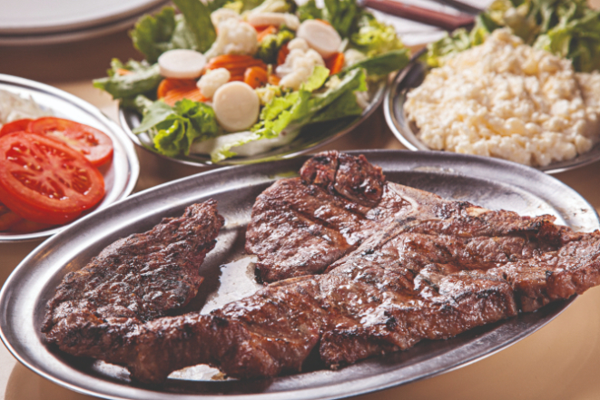 O churrasco está entre as preferências para o almoço em família na<br>região Sul. Foto: Jonathan Campos/Gazeta do Povo.