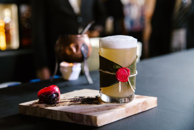 Pinhão, cacau, amendoim e milho foram os ingredientes que apareceram no drink inspirado em festas juninas por Gabriel Santana. Foto: Divulgação