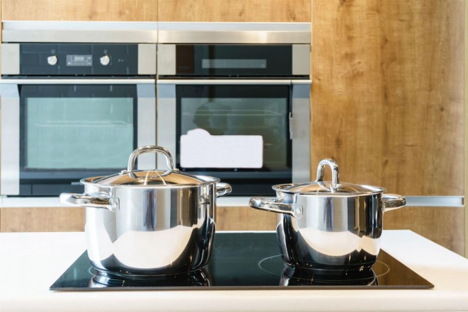 Os cooktops são mais usados em cozinhas planejadas ou com pouco espaço disponível. Foto: Bigstock.