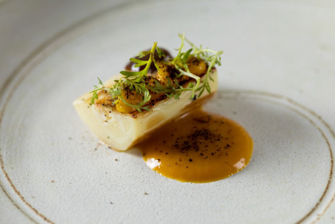 Pupunha com abóbora fermentada e terra de cogumelos do Manu. Foto Rubens Kato/Divulgação