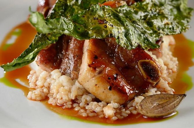 Assado de tira, cavolo nero e quirela de arroz do chef Jefferson Rueda. A expectativa é de que A Casa do Porco entre para os 50 melhores do mundo pela primeira vez. Foto: Reprodução Instagram / A Casa do Porco