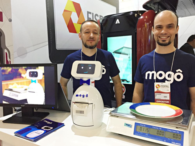 Flavio Medeira e Andre Neckel criaram o Mogô, um robô que substitui o operador de balança nos restaurantes de buffet. Foto: Guilherme Grandi/Gazeta do Povo.