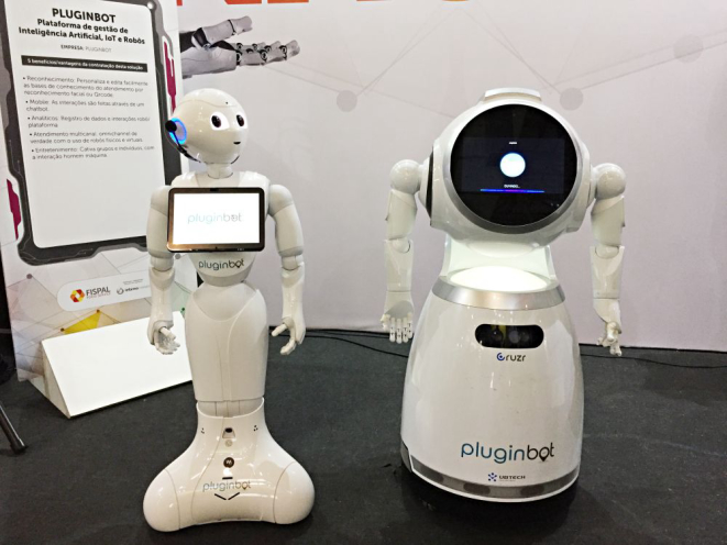 Pepper e Cruzr: robôs humanoides que utilizam inteligência artificial para interagir com os clientes. Foto: Guilherme Grandi/Gazeta do Povo.