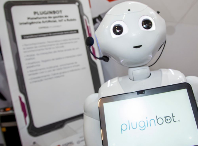 A robozinha Pepper interage com o cliente por comando de voz e sensor de presença. Foto: Fispal/divulgação.