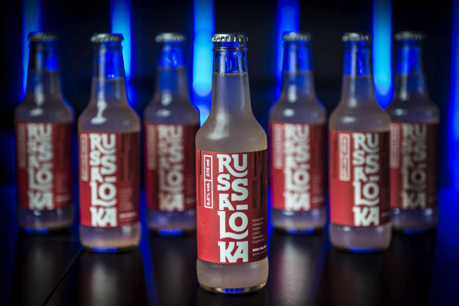 A Russa Loka é vendida a R$ 10 nas lojas de conveniências e R$ 15 em bares e casas noturnas. Foto: Letícia Akemi/Gazeta do Povo.