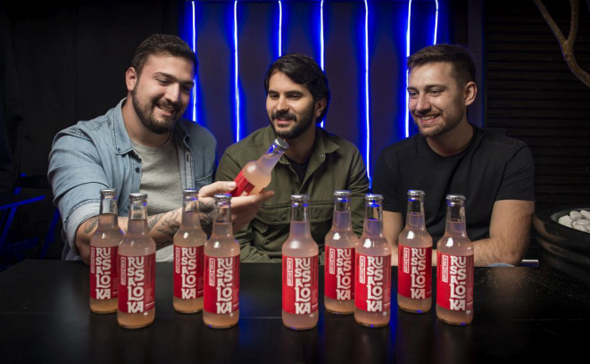 Os três sócios resolveram engarrafar o drink mais vendido do Janela Bar para concorrer com opções como Smirnoff Ice e Skol Beats. Foto: Letícia Akemi/Gazeta do Povo.