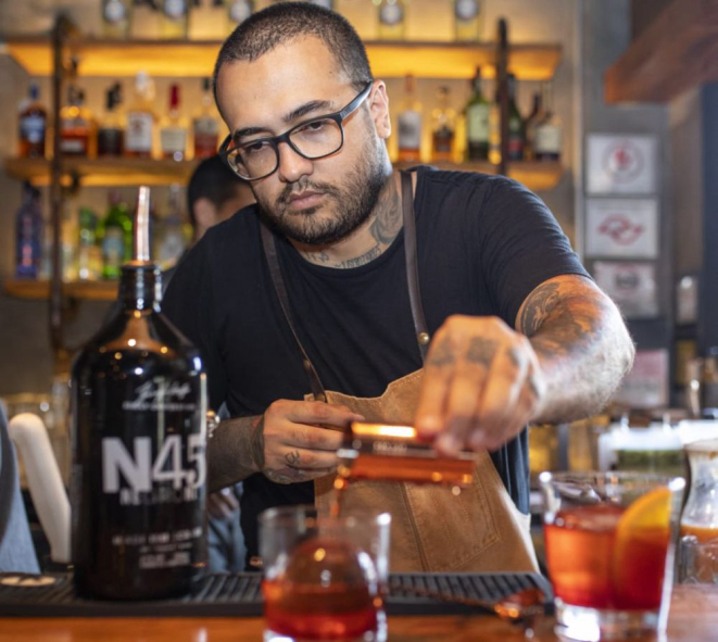 O paulista César Griffo faz um Negroni engarrafado com todos os ingredientes como vermute, gim e bitters produzidos por ele mesmo. Foto: Fernando Ctenas/divulgação.