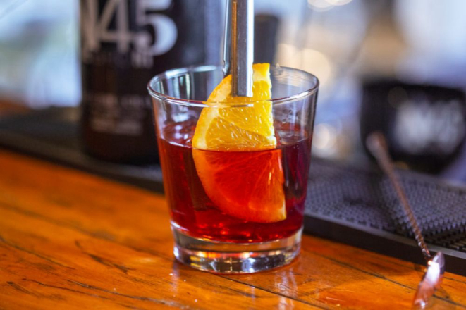 O vermute é o destilado mais tradicional em drinks como Negroni, Manhattan e Abbey. Foto: Fernando Ctenas/divulgação.