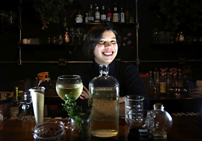A bartender Rahysa Chamma está fazendo um vermute mais floral do que a receita tradicional. Foto: Albari Rosa/Gazeta do Povo.