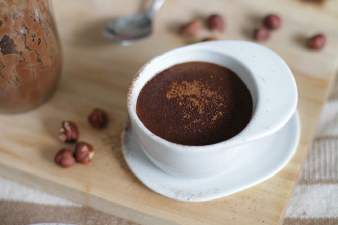 Chef Gabi Mahamud ensina a fazer chocolate quente de avelãs. Foto: divulgação/Flor de Sal.